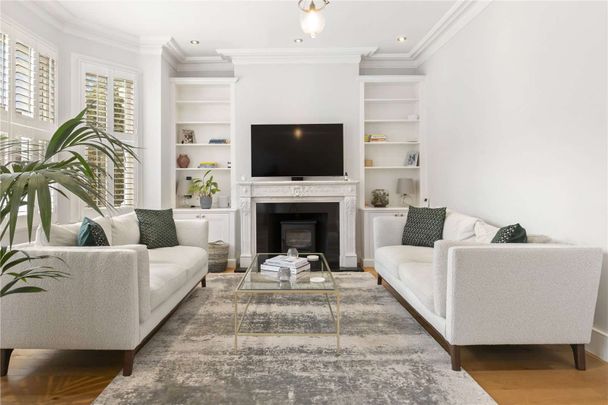 NOT SUITABLE FOR SHARERS - Immaculately refurbished, three bedroom, two bathroom, split level flat with roof terrace, close to Wandsworth Town, The Tonsleys and Wandsworth Common. - Photo 1