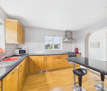 4 bedroom detached house to rent - Photo 2