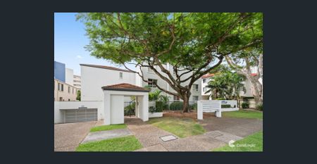 Broadwater Lifestyle Apartment in Prime Southport Location - Photo 4