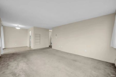 ED. ROYAL — 1 Bed 1 Bath B - EDR - Photo 2