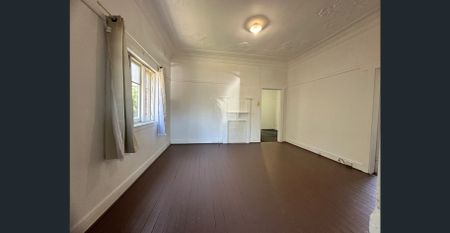 Lovely 3 Bedroom Home- Convenient Location - Photo 2