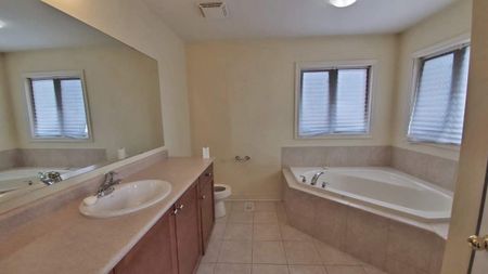 For Lease - 39 Iceland Poppy Upper Level Trail, Brampton, Ontario - Photo 5