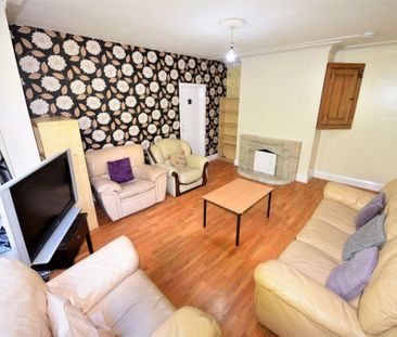 6 bedroom Flat in Otley Road, Leeds - Photo 3