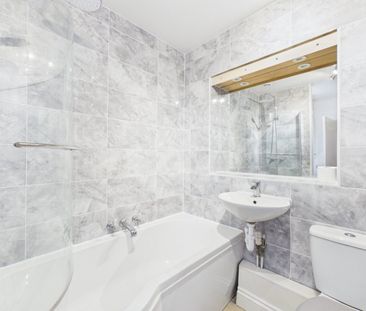 3 bedroom Bungalow in The Fairway, Farnham - Photo 5