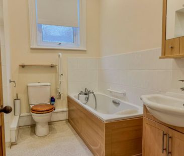 2 bedroom flat to rent - Photo 4