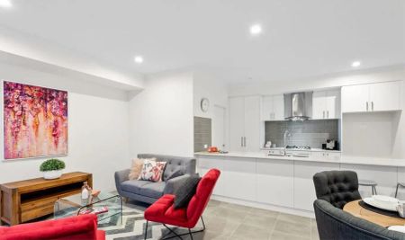 “STYLISH EASY LIVING!” - Photo 2