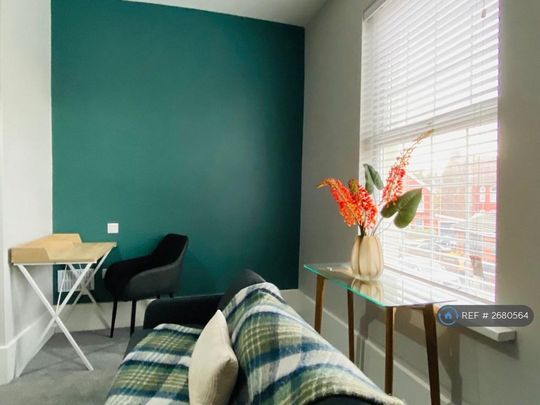 1 bedroom in a house share to rent - Photo 1