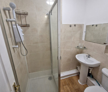 1 bedroom in a flat share to rent - Photo 4