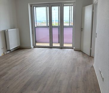 Zentrale 2-Zimmer-Wohnung im Hochhaus – modernisiert & lichtdurchfl... - Photo 1