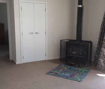 Elevated Two-bed home with beautiful views to Rent - Photo 5