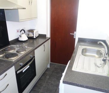 3 bedroom Flat To Let - Photo 5