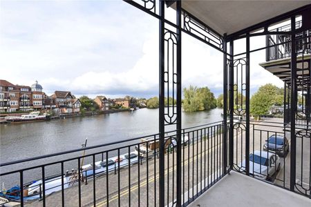 An executive apartment of the highest standard in a recently completed riverside development with two underground parking spaces. - Photo 4