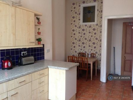 3 bedroom flat to rent - Photo 2