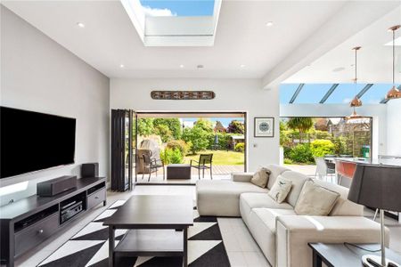 5 bedroom detached house to rent - Photo 3