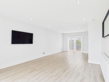 4 bedroom detached house to rent - Photo 2