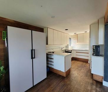 NextGen PM | Spacious 3-Bedroom Upper Suite in a Kitsilano House! - Photo 3