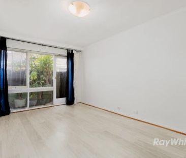 3Bedrooms, 1Bathrooms - Photo 2