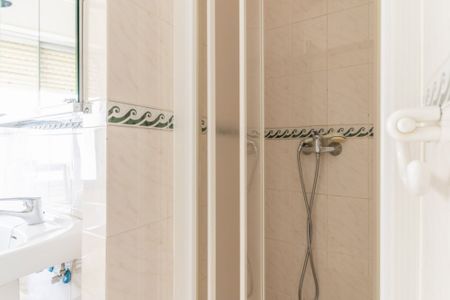 Spacious room on Avenida América with Air Conditioning - Photo 4