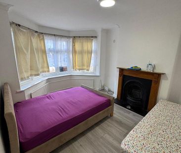 4 bedroom semi-detached house to rent - Photo 4