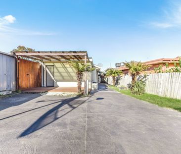 Three bedroom home in superb location - Photo 4