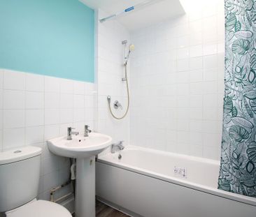 3 bedroom terraced house to rent - Photo 3