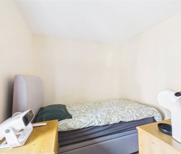 2 bedroom Flat in Queen Street, Berkshire - Photo 6