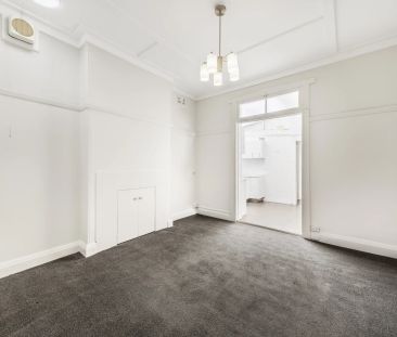 Private one Bedroom Apartment with original federation features - Photo 2