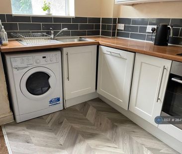 1 bedroom in a house share to rent - Photo 4