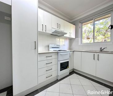 Spacious and renovated 2 Bedroom Apartment - Photo 3