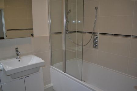 2 bedroom character property to rent - Photo 5