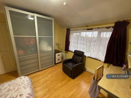 1 bedroom in a house share to rent - Photo 5