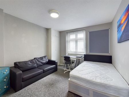 2 bedroom flat to rent - Photo 2