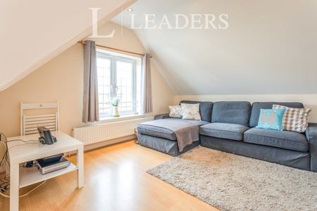 2 bedroom apartment to rent High Street, Redhill, RH1 - Photo 2