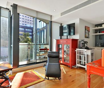 STYLISH & SPACIOUS APARTMENT IN THE HEART OF SOUTH MELBOURNE! - Photo 2