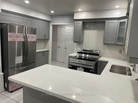 Detached Home For Lease | W8098088 - Photo 2