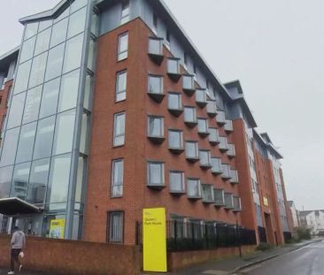 Large Standard Double Ensuite: Three Bed Flat - Photo 2