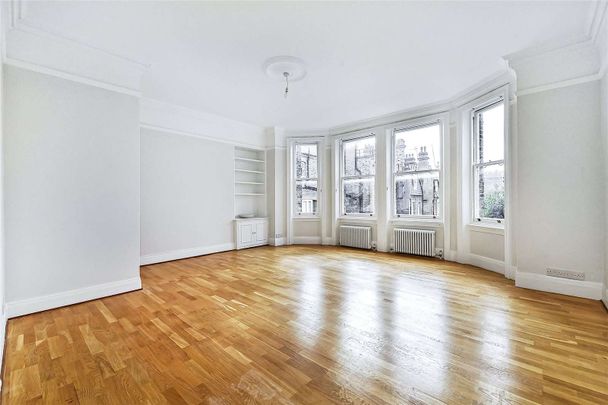 A stunning newly refurbished lateral two bedroom flat - Photo 1