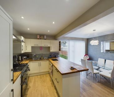 4 bedroom end of terrace house to rent - Photo 5