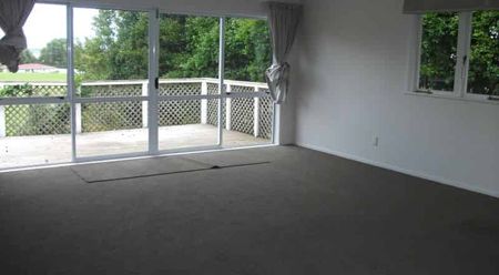 LARGE FAMILY HOME - Photo 2