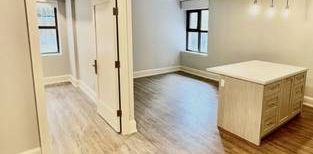 Large 1 Bedroom+Den Apartment For Rent Toronto - Photo 2