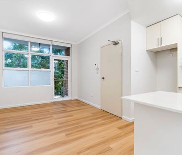 Contemporary Living with Leafy Views - Photo 4