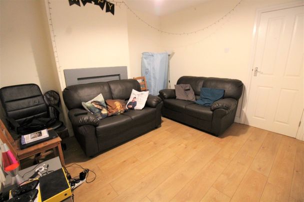 5 bedroom Semi-detached house to rent - Photo 1