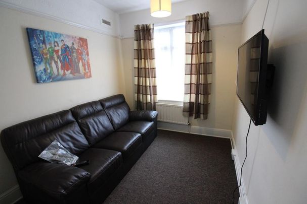 4 bedroom end of terrace house to rent - Photo 1
