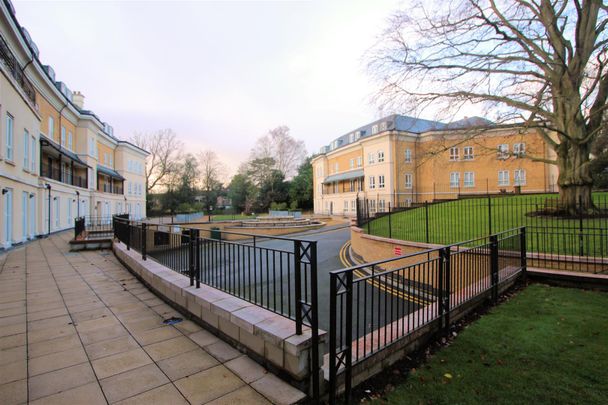 Heathside Crescent, Woking - Photo 1