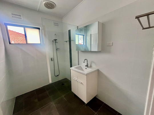 2-Bedroom Home in Prime Cardiff Location – Water Included! - Photo 1