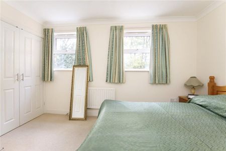 4 bedroom end of terrace house to rent - Photo 2