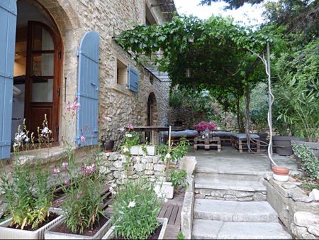 LUBERON - ROBION: Au coeur du vieux village, dans le Parc Naturel du Luberon, charmante maison ancienne en pierre avec terrasse en extérieur de plain pied - Photo 3