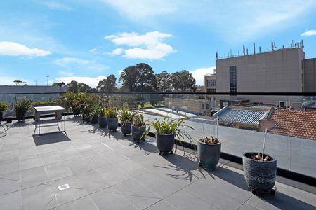 TOP FLOOR SUB-PENTHOUSE IN THE HEART OF OAKLEIGH - Photo 2