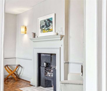 Landmark Grade II listed period family home located on the historic... - Photo 2