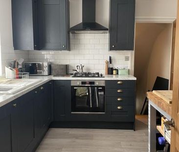 Double room with sole use of bathroom in Blackhorse rd , Walthamstow - Photo 3